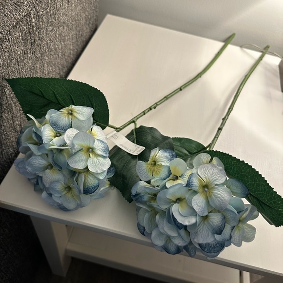 Blue and White Artificial flowers